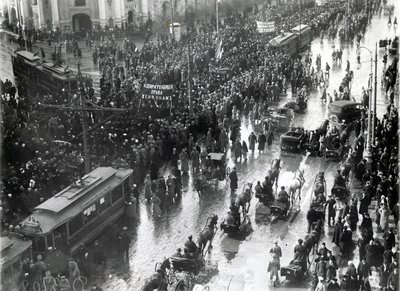 Frauen bei einer Demonstration auf dem Newski-Prospekt, St. Petersburg, 1917 von Russian Photographer